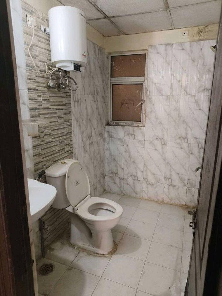 Bathroom, amrapali-silicon-city 2 Bedroom 1075 Sq.Ft. Apartment In Sector 76 Noida 10662595