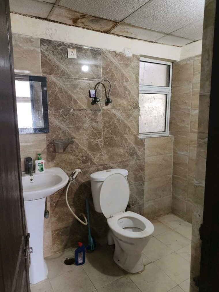 Bathroom, amrapali-silicon-city 2 Bedroom 1075 Sq.Ft. Apartment In Sector 76 Noida 10662595
