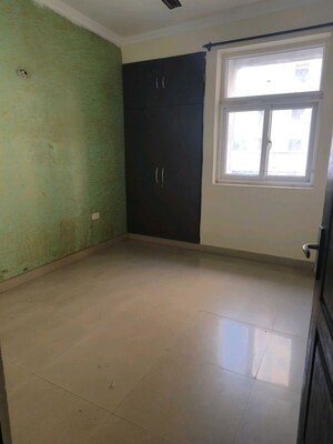 Room in 2 BHK Apartment at Amrapali Silicon City, Sector 76 – for Rent