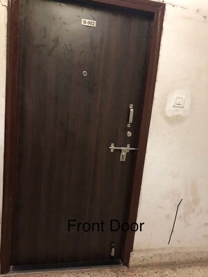 Furnished Amenities in 2 BHK Apartment at Link Plaza, Andheri West – for Rent