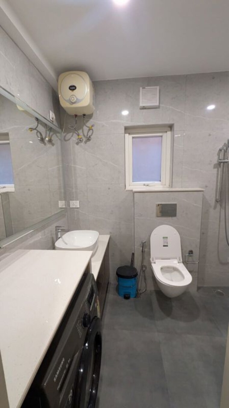 Bathroom, dlf phase ii 3 Bedroom 250 Sq.Yd. Builder Floor In Dlf Phase ii Gurgaon 10662583