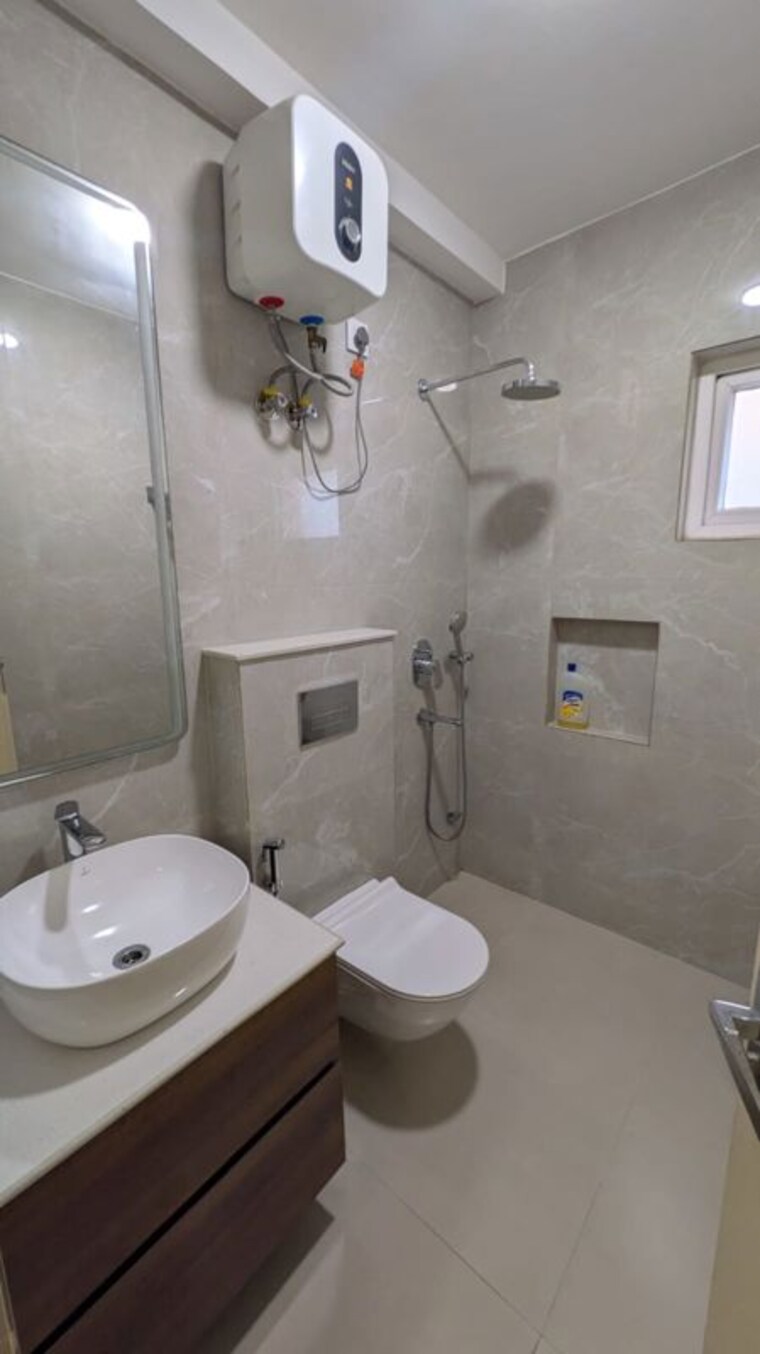 Bathroom, dlf phase ii 3 Bedroom 250 Sq.Yd. Builder Floor In Dlf Phase ii Gurgaon 10662583