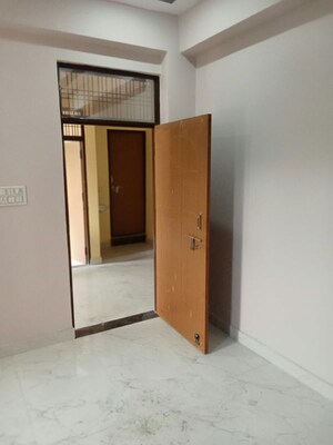 Room in 3 BHK Builder Floor at Charbagh – for Rent