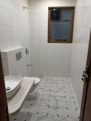 Bathroom in 3 BHK Apartment at Surya Apartment Breach Candy, Breach Candy – for Rent