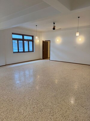 Room in 3 BHK Apartment at Surya Apartment Breach Candy, Breach Candy – for Rent