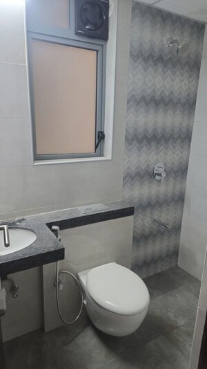 Furnished Amenities in 1.5 BHK Apartment at Kalpataru Elitus, Mulund West – for Rent
