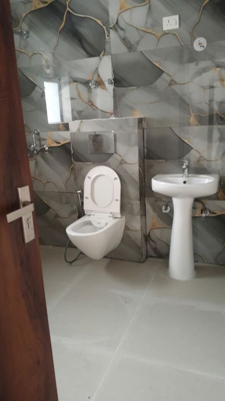 Bathroom, rg-luxury-homes 2 Bedroom 1229 Sq.Ft. Apartment In Sector 16b Greater Noida Greater Noida 10662955