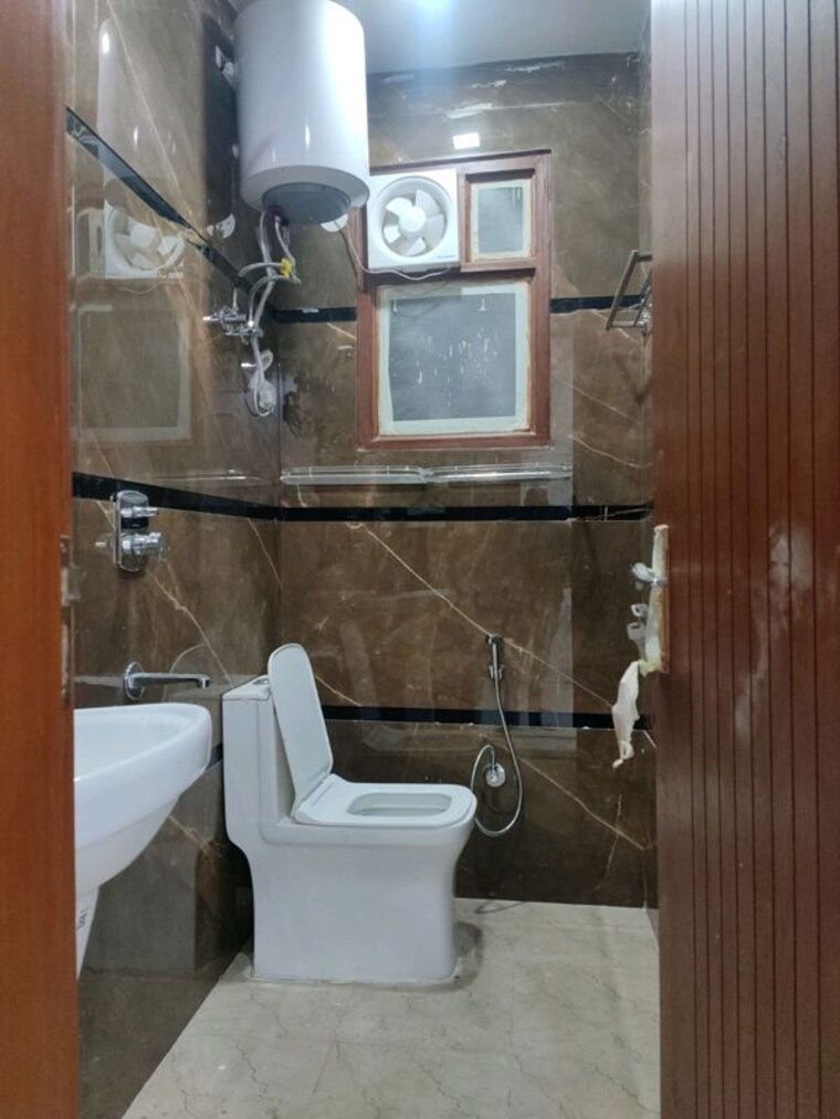 Bathroom, palm-residency-chhatarpur 2 Bedroom 800 Sq.Ft. Builder Floor In Chattarpur Delhi 10662976