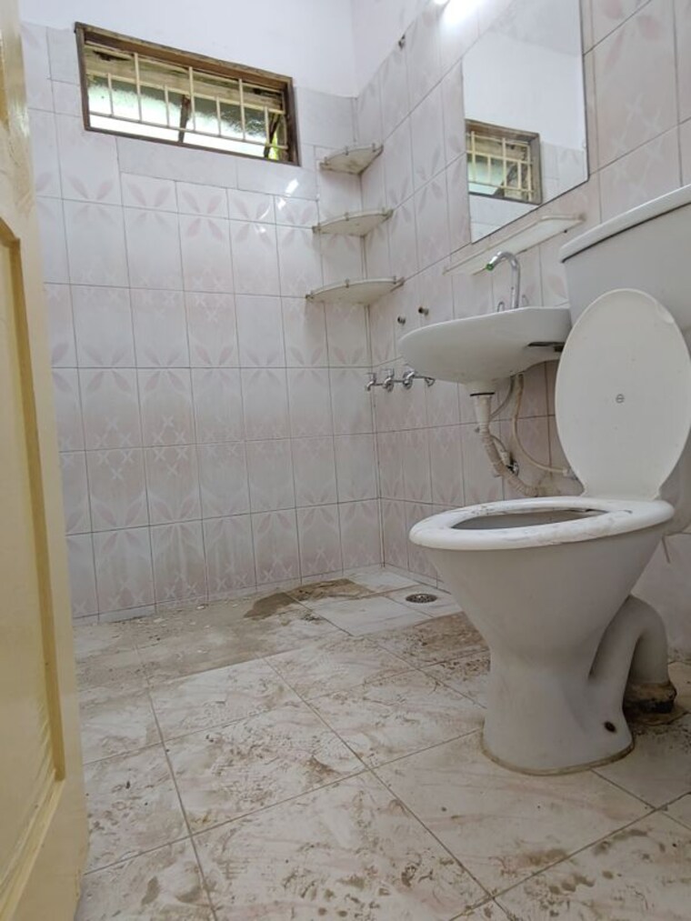 Bathroom, vasant kunj 3 Bedroom 1800 Sq.Ft. Apartment In Vasant Kunj Delhi 10662867