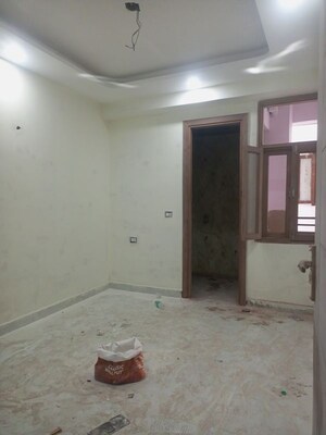 Room in 3 BHK Builder Floor at Noida Central – for Sale