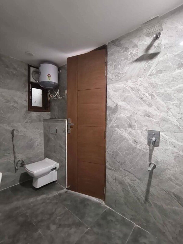 Bathroom, freedom fighters enclave 2 Bedroom 1000 Sq.Ft. Apartment In Freedom Fighters Enclave Delhi 10663123