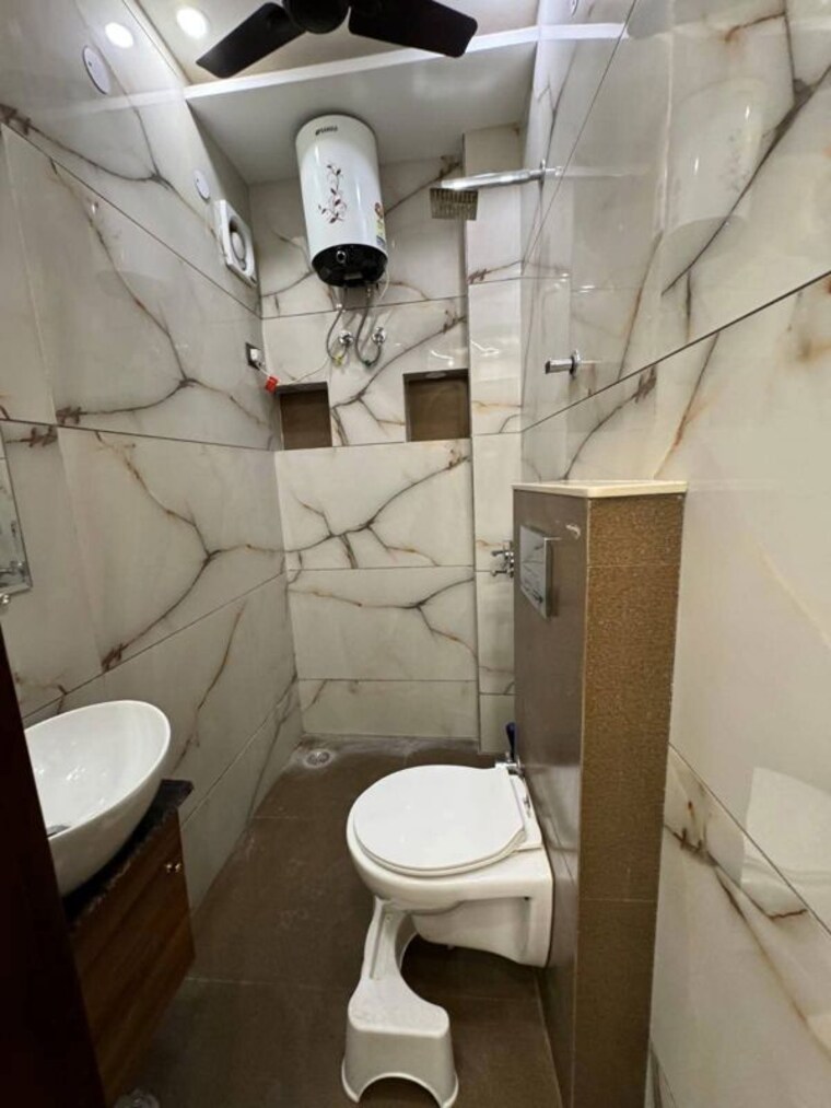 Bathroom, freedom fighters enclave 2 Bedroom 1000 Sq.Ft. Apartment In Freedom Fighters Enclave Delhi 10663135