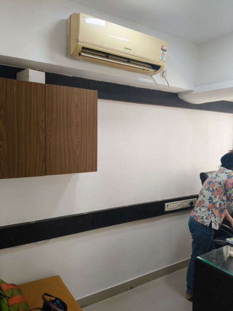 Balcony, cosmos-plaza Commercial Office Space 600 Sq.Ft. In Andheri West Mumbai 10663130