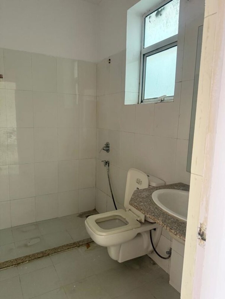 Bathroom, dlf-central-square 3 Bedroom 1900 Sq.Ft. Apartment In North Mullanpur Chandigarh 10663121