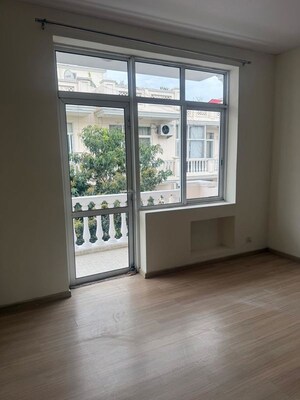 Room in 3 BHK Apartment at DLF Central Square, North Mullanpur – for Rent