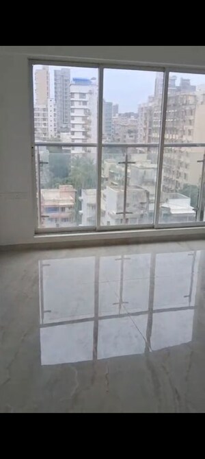 Room in 3 BHK Apartment at Bandra West – for Rent