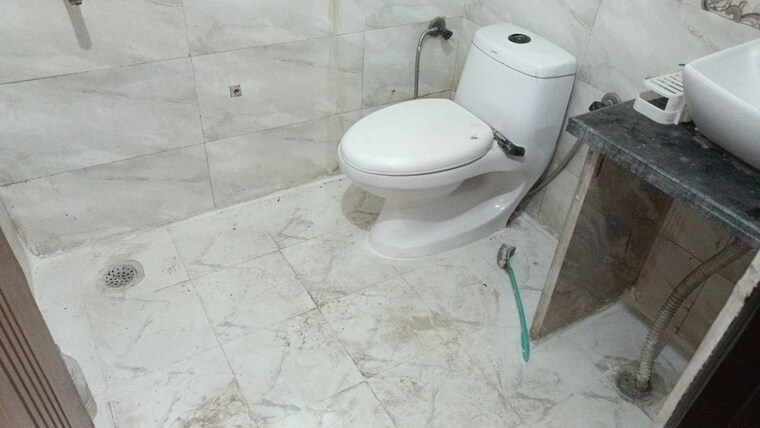 Bathroom, vaishali sector 4 3 Bedroom 1200 Sq.Ft. Builder Floor In Vaishali Sector 4 Ghaziabad 10663155