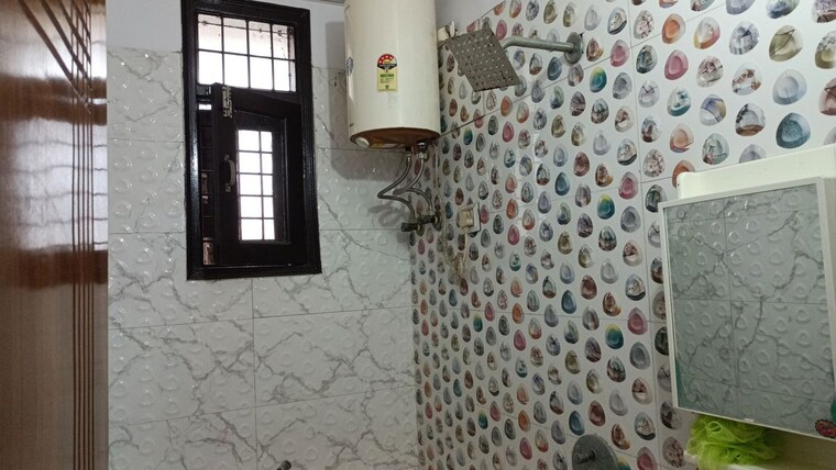 Bathroom, vaishali sector 4 3 Bedroom 1200 Sq.Ft. Builder Floor In Vaishali Sector 4 Ghaziabad 10663155