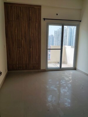 Room in 3.5 BHK Apartment at Mahagun Moderne, Sector 78 – for Rent