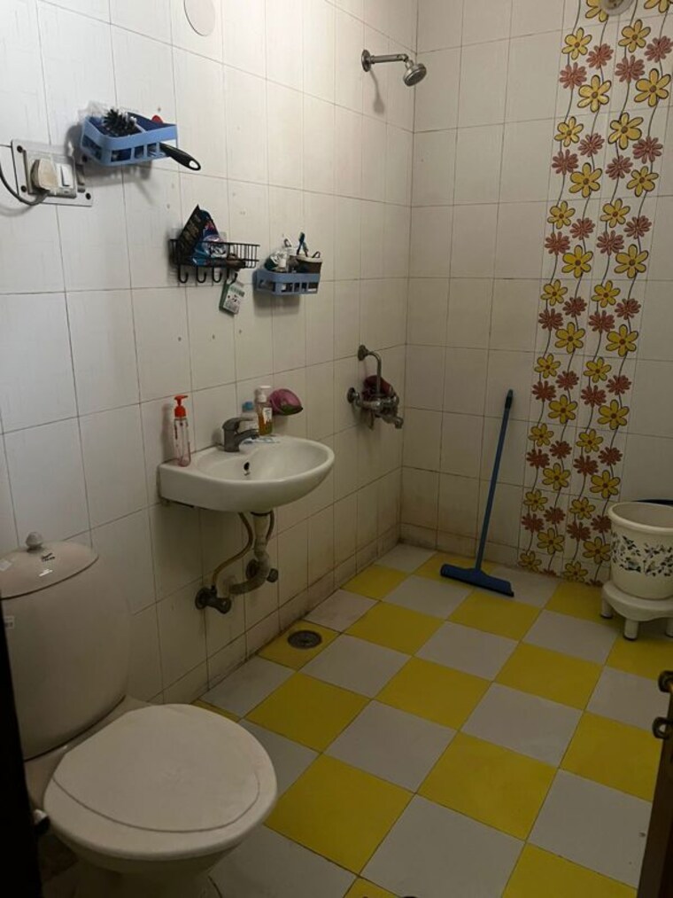 Bathroom, sector 40 2 Bedroom 205 Sq.Yd. Builder Floor In Sector 40 Gurgaon 10663214