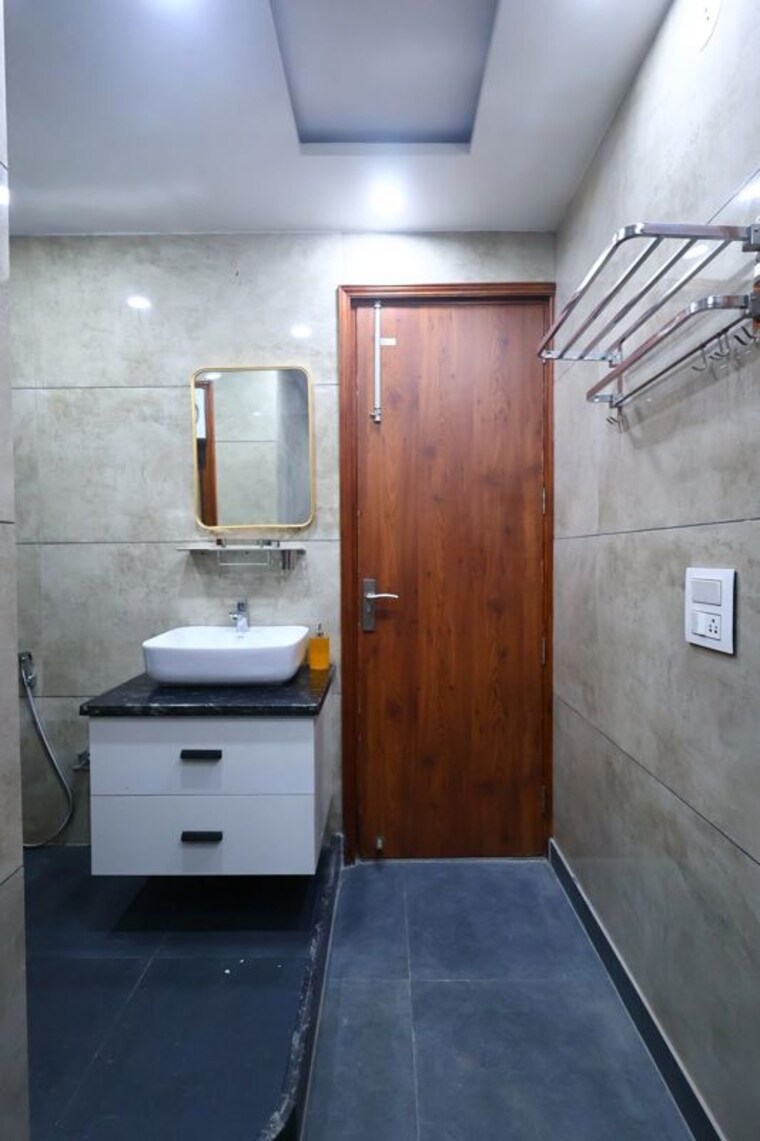 Bathroom, sector 43 2 Bedroom 260 Sq.Yd. Builder Floor In Sector 43 Gurgaon 10663249