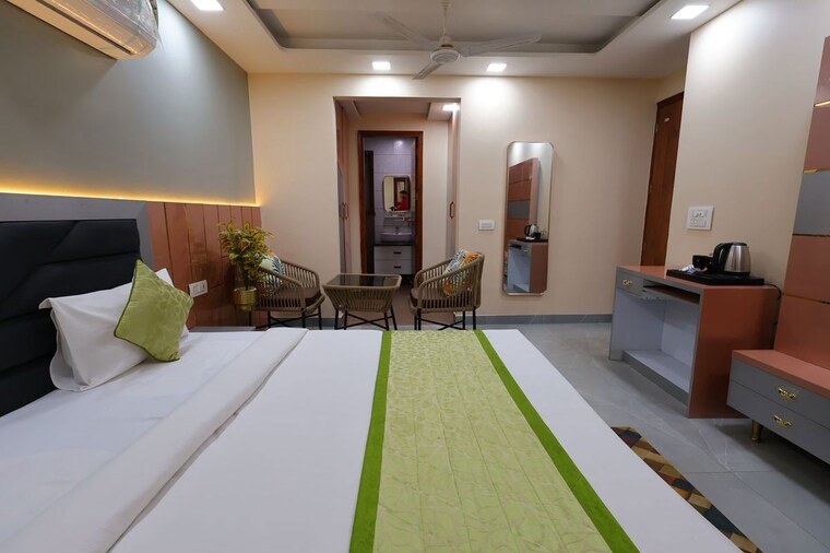 Bedroom, sector 43 2 Bedroom 260 Sq.Yd. Builder Floor In Sector 43 Gurgaon 10663249