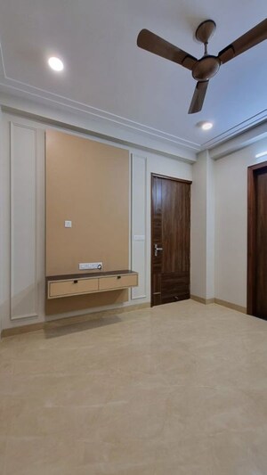 Room in 3 BHK Builder Floor at Sector 52 – for Sale