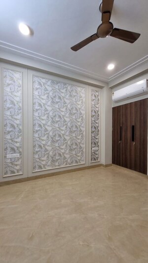 Room in 3 BHK Builder Floor at Sector 52 – for Sale
