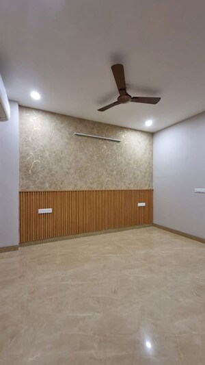 Room in 3 BHK Builder Floor at Sector 52 – for Sale