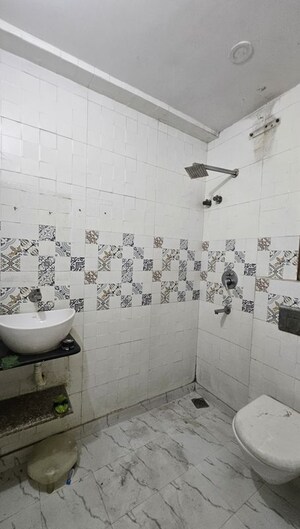 Bathroom in 3 BHK Apartment at Dilshad Garden – for Rent