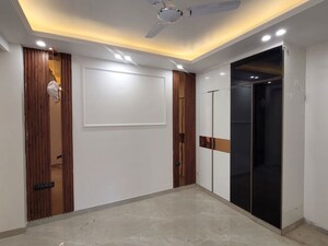 Room in 3 BHK Builder Floor at Sector 52 – for Sale