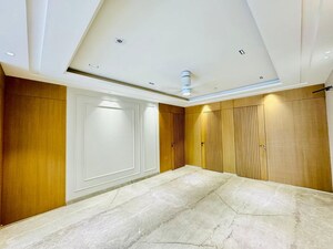 Room in 4 BHK Builder Floor at Sector 52 – for Sale