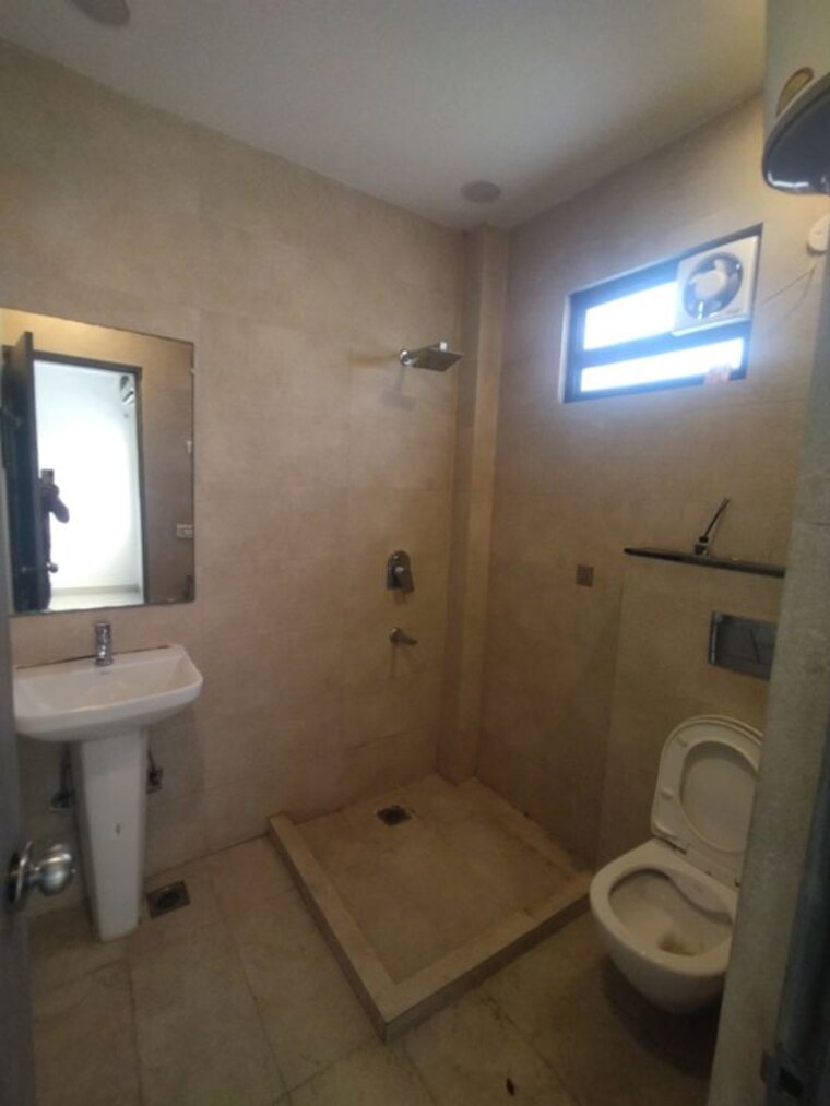 Bathroom, greater kailash ii 3 Bedroom 2000 Sq.Ft. Builder Floor In Greater Kailash ii Delhi 10663312