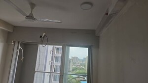 Room in 2 BHK Apartment at Piramal Aranya, Byculla – for Rent
