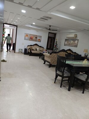 Parking in 6 BHK Independent House at Maharani Bagh – for Sale