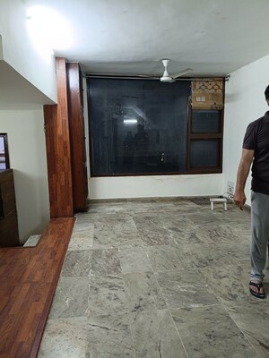 Parking in 6 BHK Independent House at Maharani Bagh – for Sale