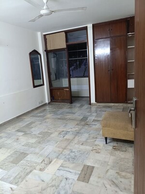 Room in 6 BHK Independent House at Maharani Bagh – for Sale