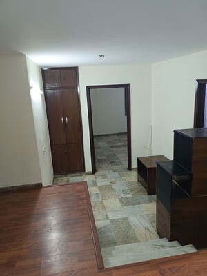 Room in 6 BHK Independent House at Maharani Bagh – for Sale