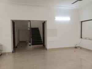 Room in 6+ BHK Villa at Sector 40 – for Rent