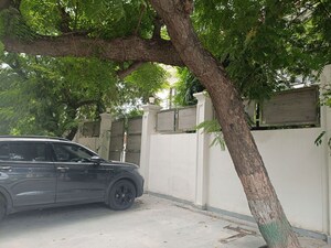Parking in 6+ BHK Villa at Sector 40 – for Rent