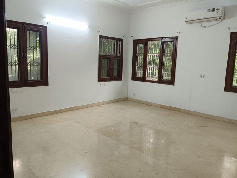 Room, sector 40 6+ Bedroom 4700 Sq.Ft. Villa In Sector 40 Noida 10663536