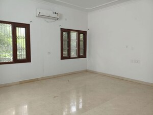 Room in 6+ BHK Villa at Sector 40 – for Rent