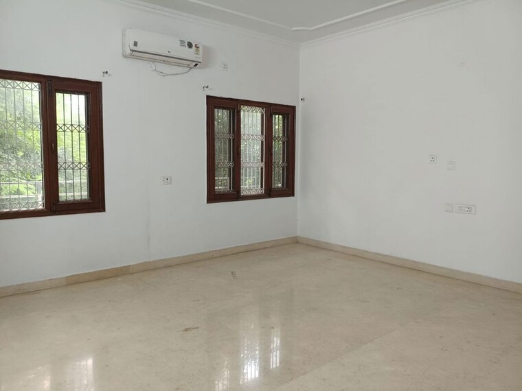 Room, sector 40 6+ Bedroom 4700 Sq.Ft. Villa In Sector 40 Noida 10663536