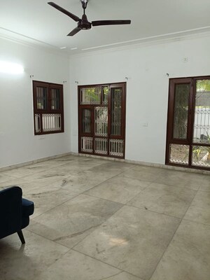 Room in 6+ BHK Villa at Sector 40 – for Rent