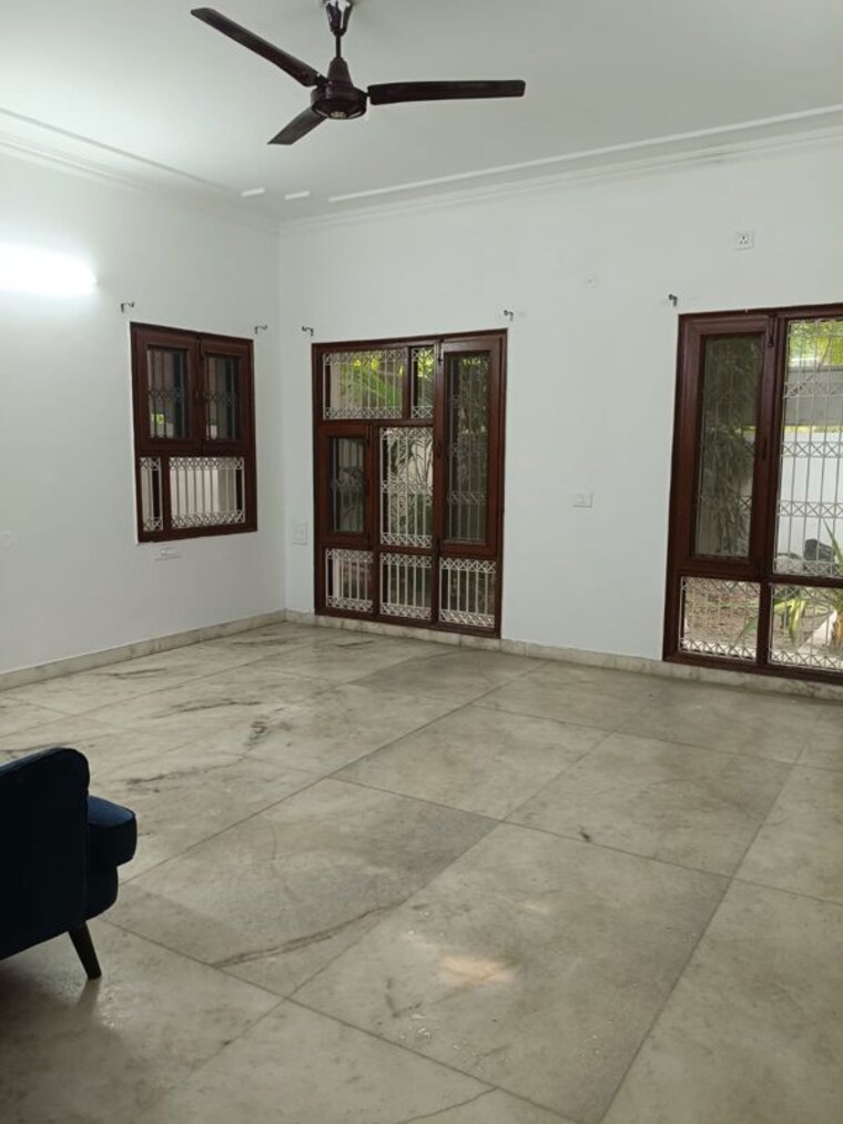 Room, sector 40 6+ Bedroom 4700 Sq.Ft. Villa In Sector 40 Noida 10663536