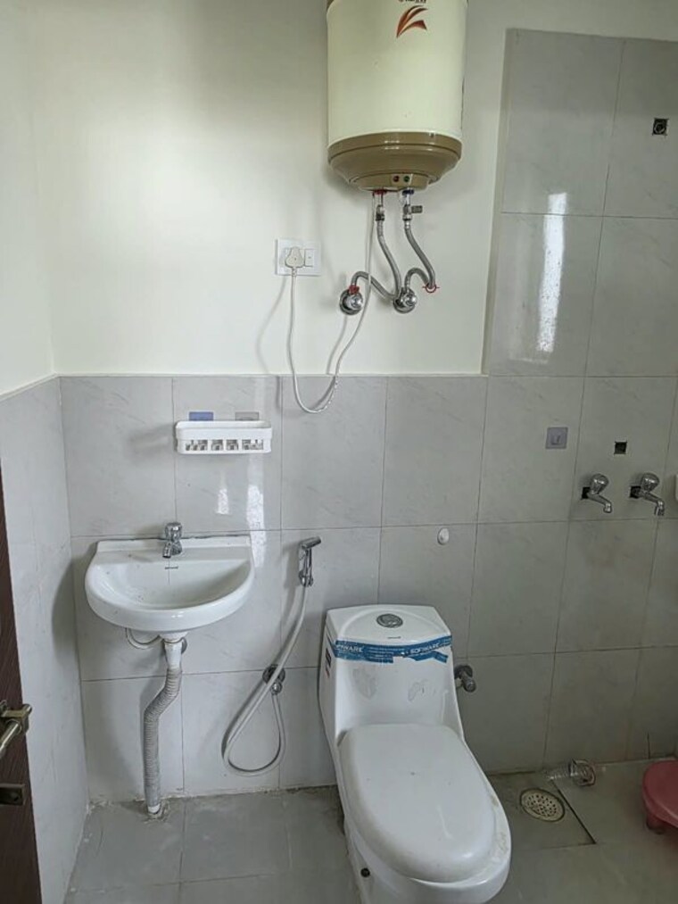 Bathroom, golf course extension 2 Bedroom 690 Sq.Ft. Apartment In Golf Course Extension Gurgaon 10663986