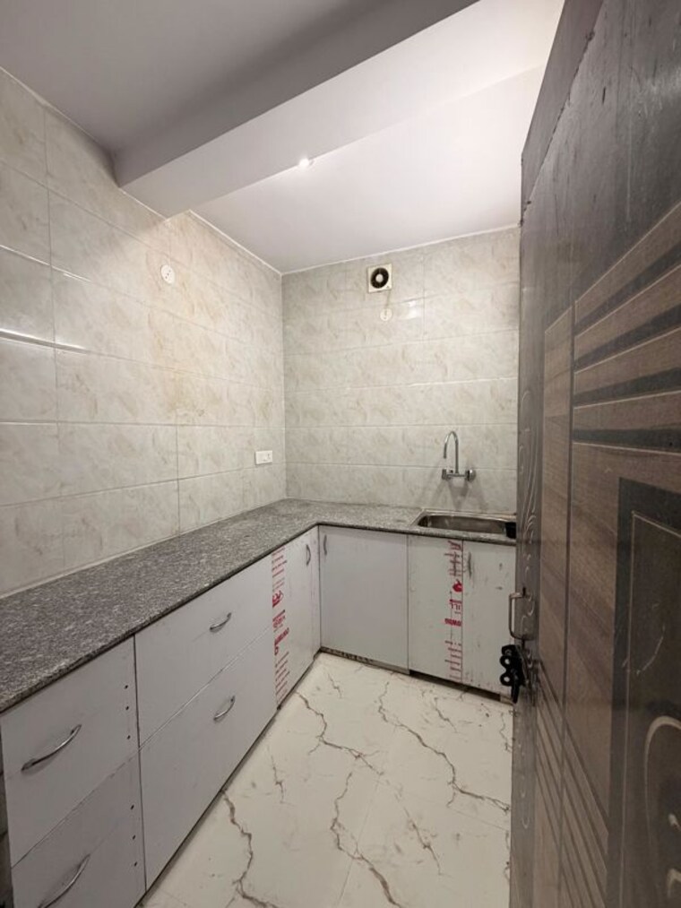 Bathroom, sarita vihar 2 Bedroom 850 Sq.Ft. Apartment In Sarita Vihar Delhi 10663983