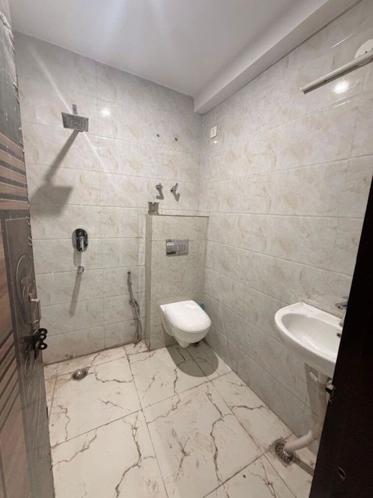 Bathroom, sarita vihar 2 Bedroom 850 Sq.Ft. Apartment In Sarita Vihar Delhi 10663983