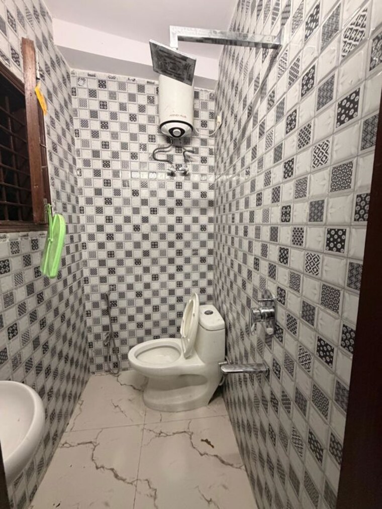 Bathroom, sarita vihar 2 Bedroom 850 Sq.Ft. Apartment In Sarita Vihar Delhi 10663983