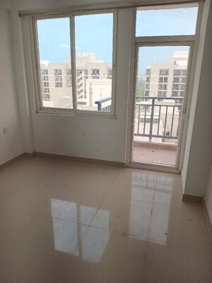 Room in 2 BHK Apartment at GLS Avenue 81, Sector 81 – for Rent